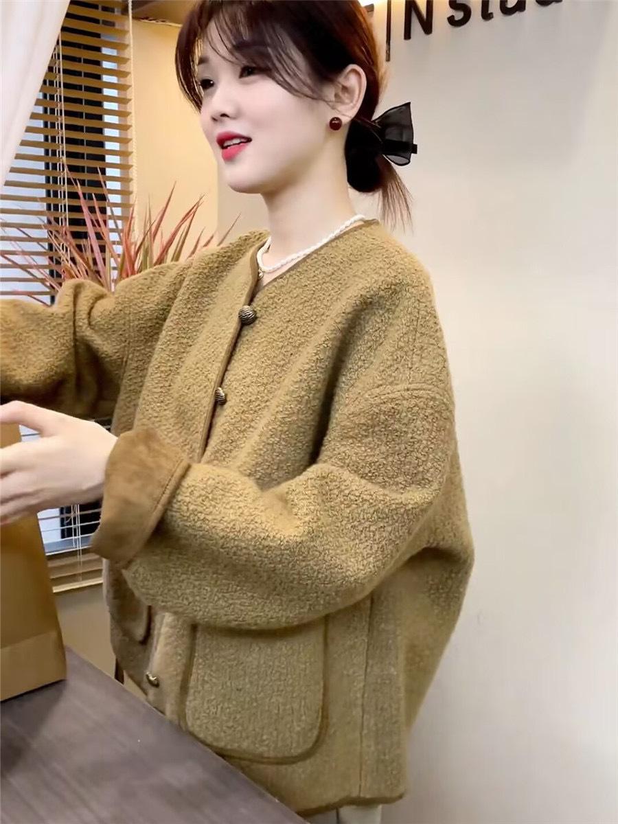 

Short round neck small fragrant jacket for women s 2025 autumn and winter new casual loose high-end fur integrated top S【80-100】 хаки