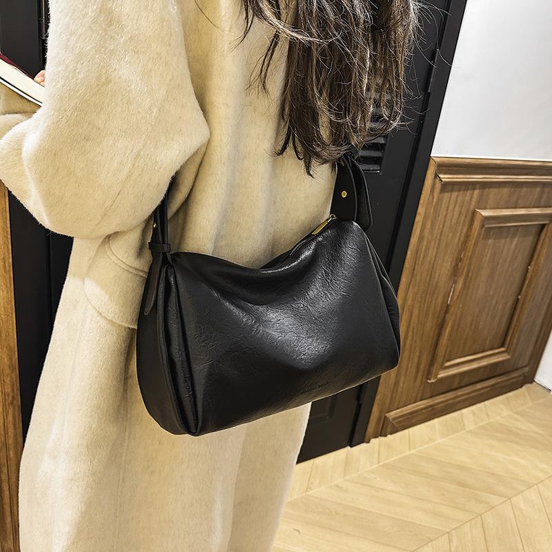 

This year s popular Boston bag women s large-capacity 2025 new autumn and winter versatile messenger bag commuter pillow bag 30*13*20 чёрный