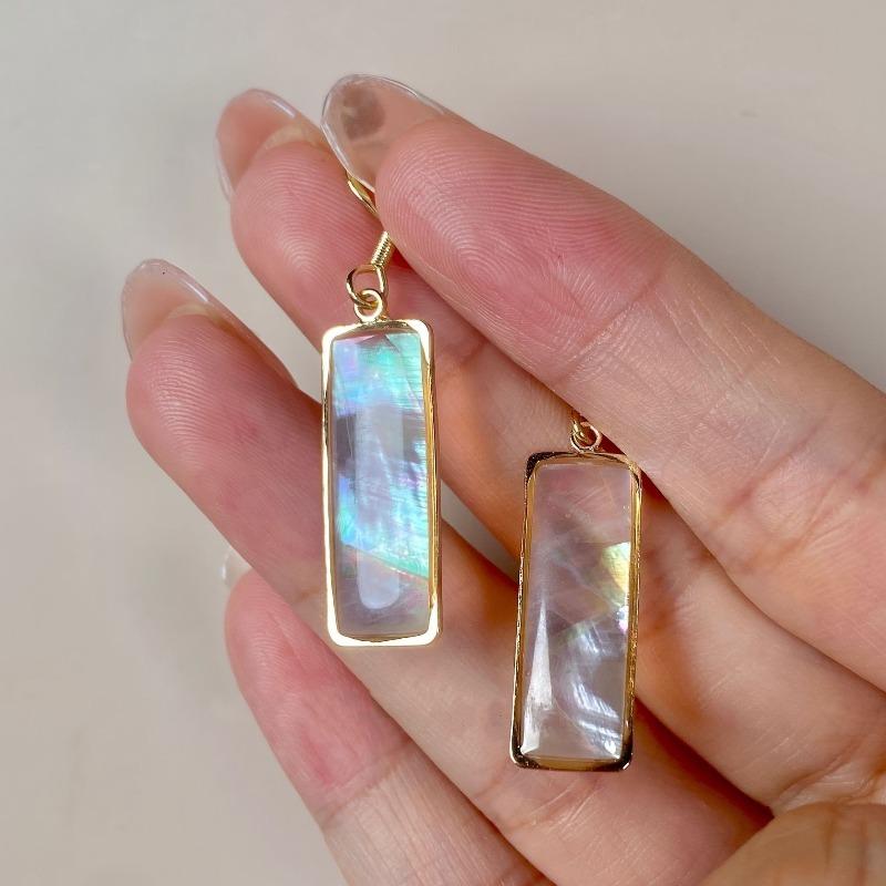 1 pair of luxurious long earrings. Suitable for women's daily decoration and parties. Elegant Bohemian style accessories.