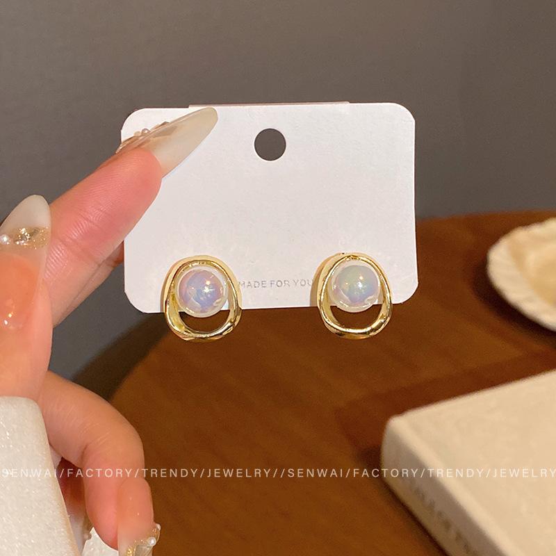 Французские маленькие и изящные серьги-пусеты с жемчугом, женские серьги в стиле легкой роскоши, с высоким темпераментом, простые, модные, элегантные