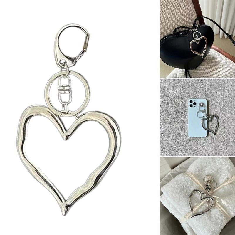 Llavero único en forma de corazón con elegante textura hueca de aleación resistente para uso diario de los amantes de la moda.