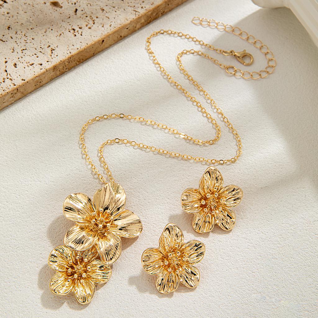 2-piece Minimalist Retro Double Flower Pendant Necklace with Five Petal Flower Earrings, Versatile Women's Jewelry Set