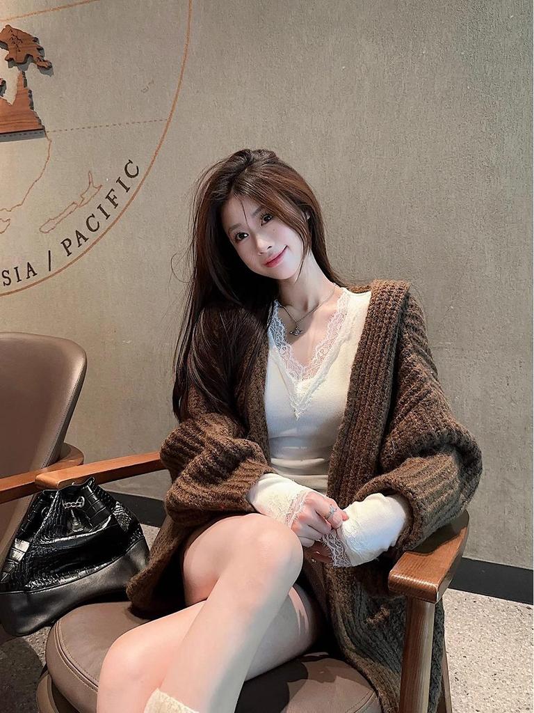 Chic V-Neck Lace Patchwork Long-Sleeve Slim-Fit Korean Style Top for Autumn/Winter