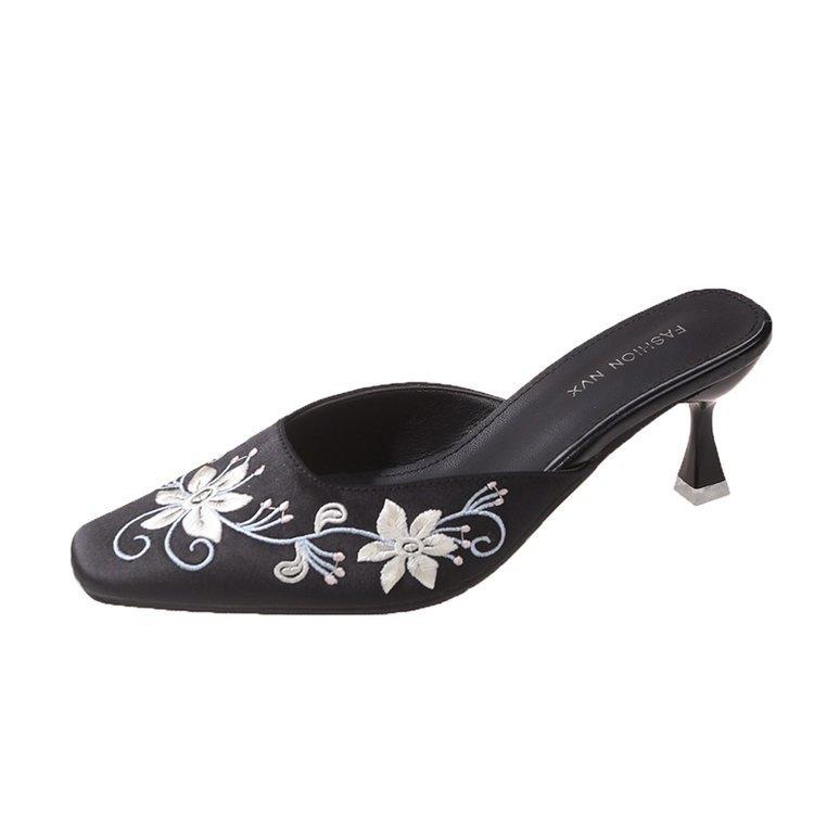 

2024 new European and American fashion embroidered thin heel cool slippers small square head suede thin heel temperament half drag women s shoes 35 чёрный