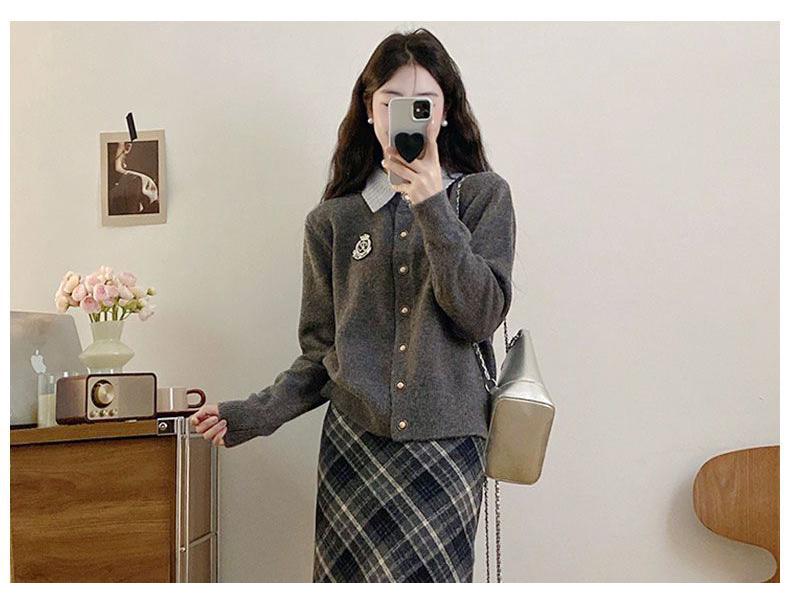 Women's Retro Wool Plaid Midi Skirt: Elastic High-Waist, Slimming A-Line with Slit, Ideal for Autumn/Winter.