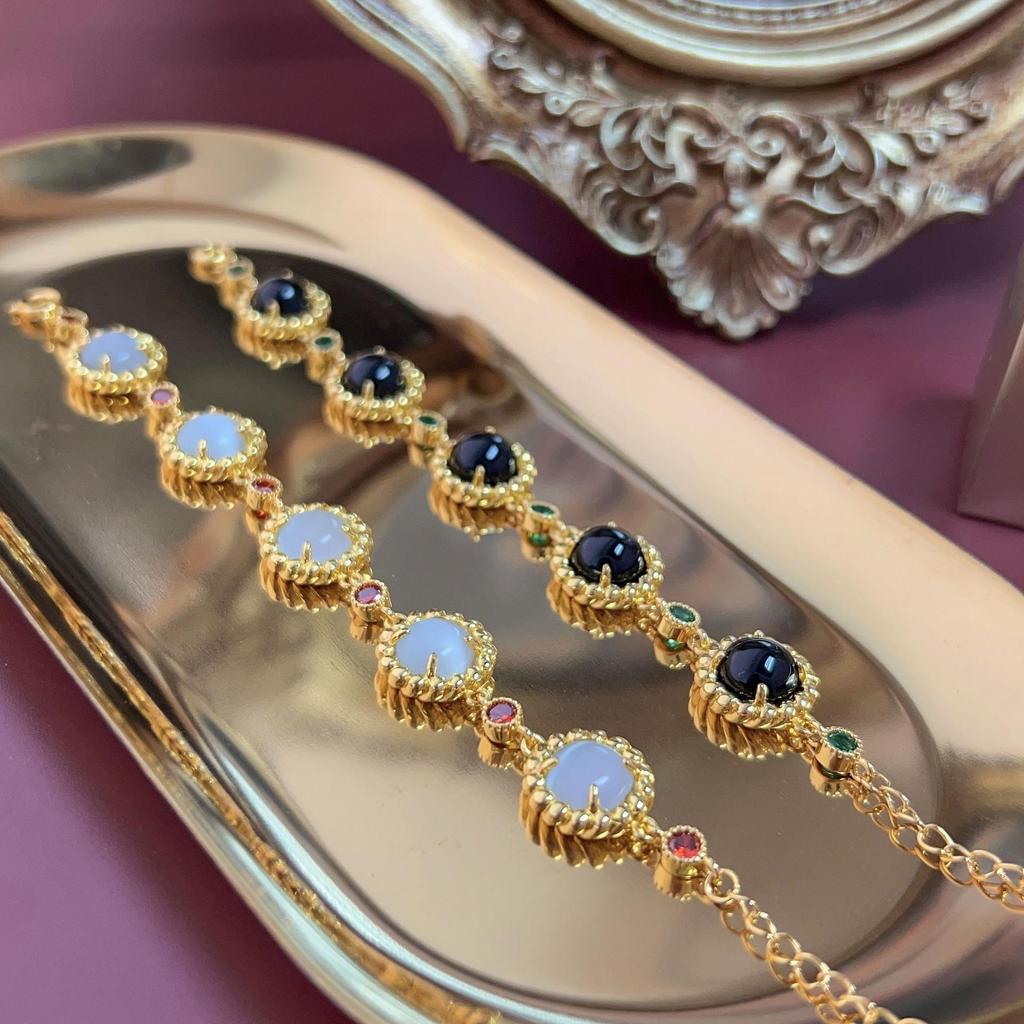 2023 Vintage-Style White Shell Retro Bracelet - Moonlight Treasure Box Design