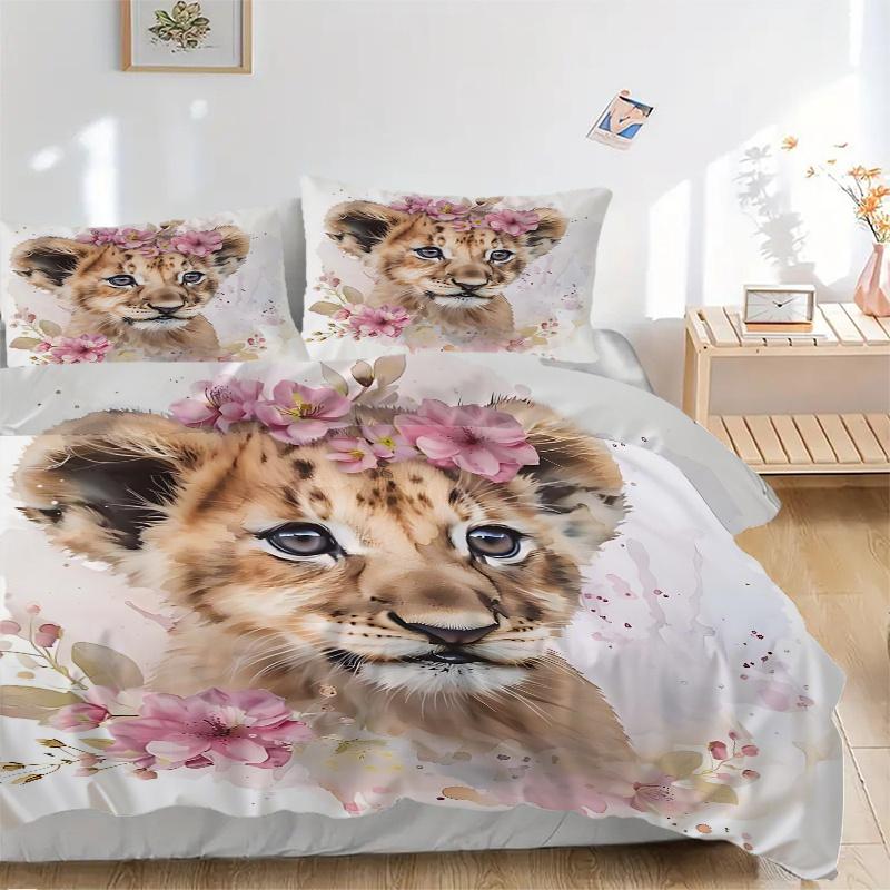 3pcs Little Lion & Flowers Quilt Set Cartoon Themed Bed Quilt Set Lovely Character Bedroom Decor Bed Quilt Set Four Seasons (1 Cover + 2Pillowcas