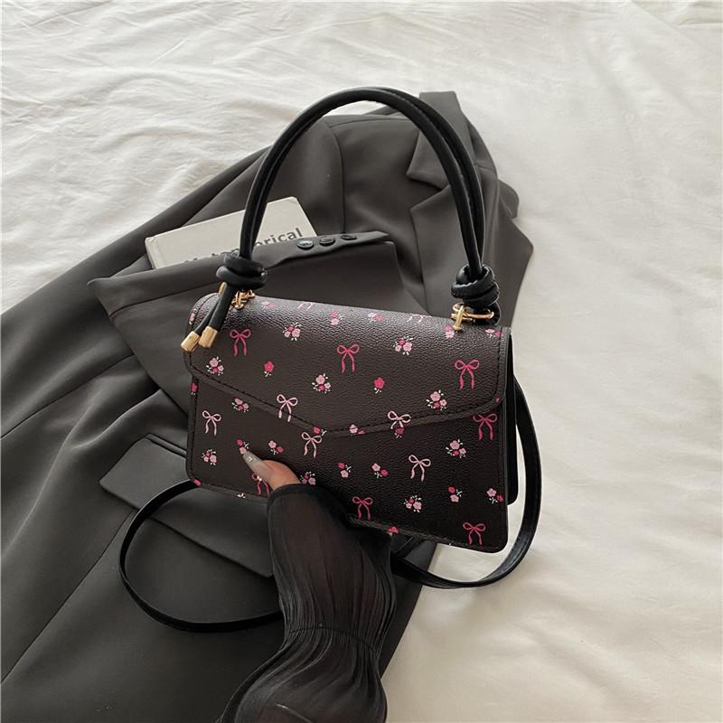 

Fashion handbag bag female personality 2025 new trendy and beautiful casual messenger bag foreign style niche design small square bag