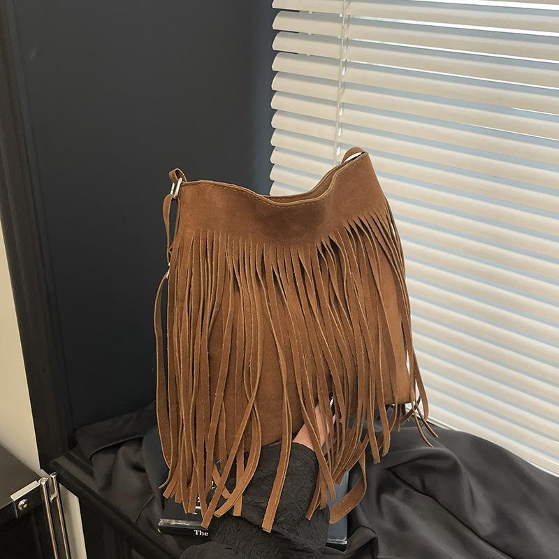 

Premium matte fringed small bag women s new trendy and fashionable commuter bucket bag spring versatile messenger bag коричневый