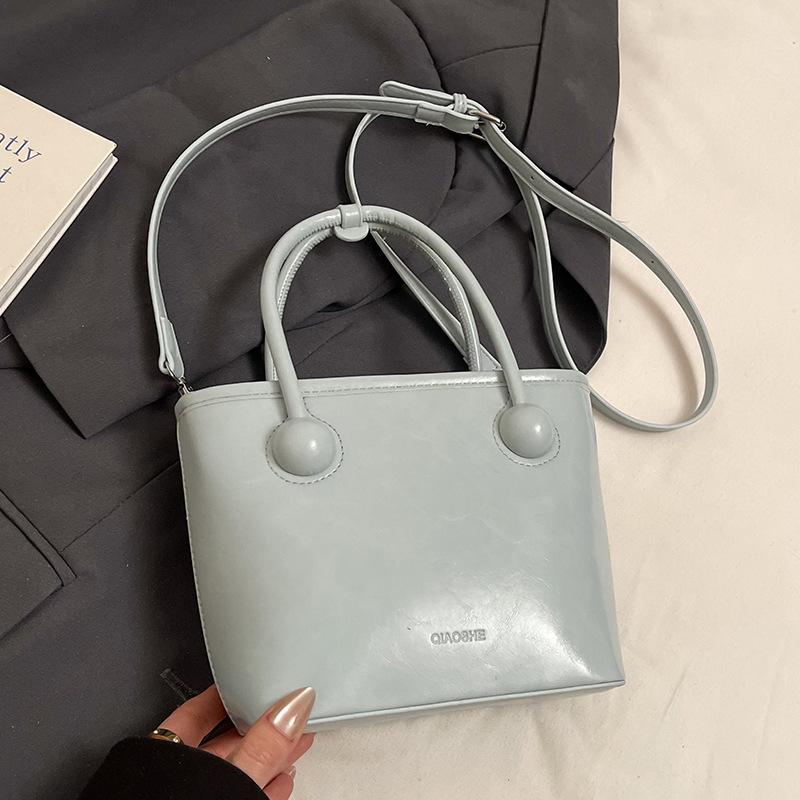 

Korean new product niche simple Ou Ruofeng solid color portable bucket bag casual versatile high sense commuter messenger bag