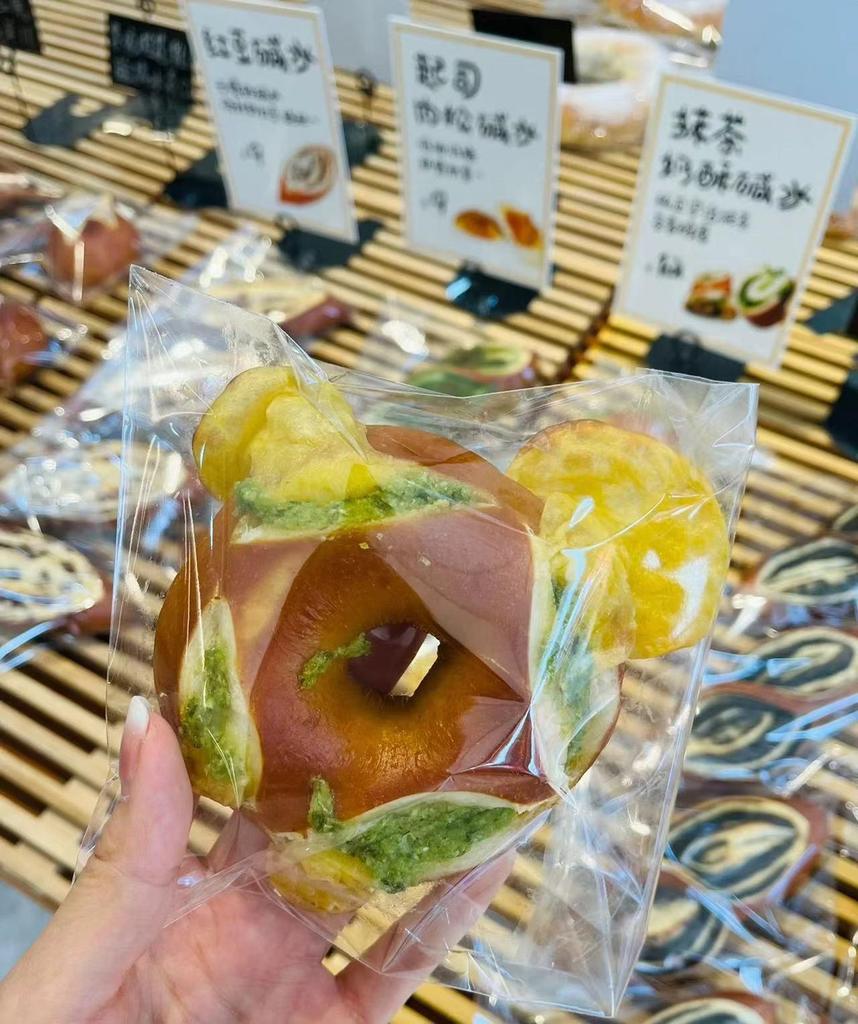 Transparent Self-Adhesive Bags for Bread, Donuts, Bagels & More - Disposable & Ideal for Food Storage
