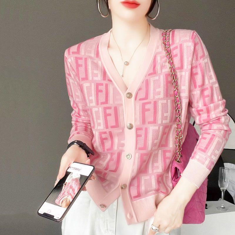 

European Station 2025 Жаккардовый вязаный кардиган с V-образным вырезом и розовыми буквами Medium розовый