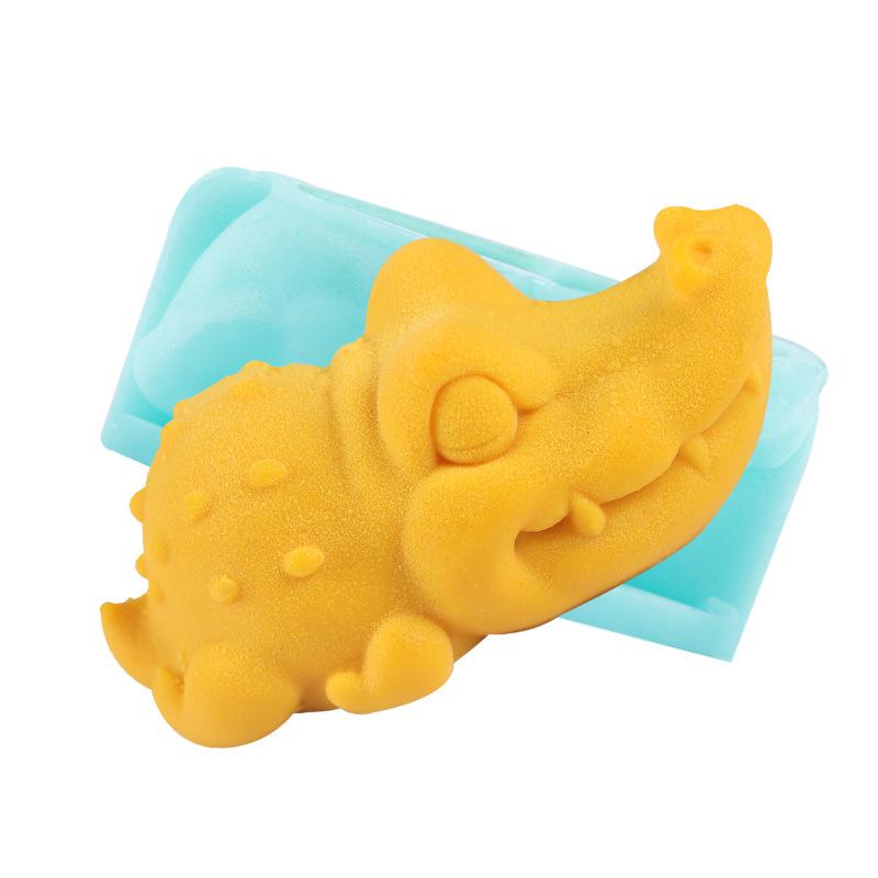 Large Silicone Crocodile Ice Cube Tray for Commercial Use - Cartoon Design for Whiskey and Beverages