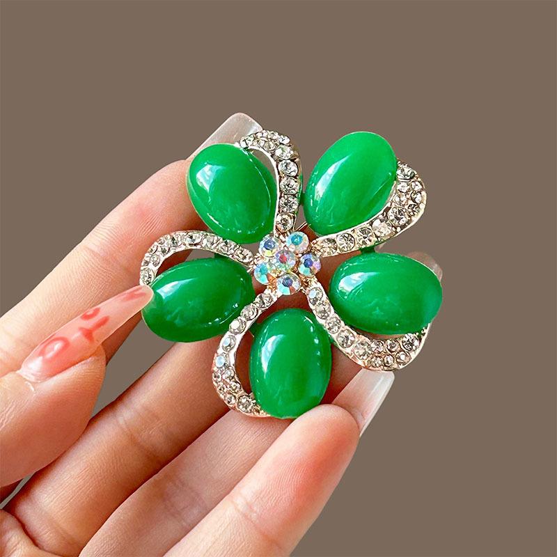 Green Flower Brooch - High-end and Luxurious Accessory for Women, with Anti-glare Function and A Waist-closing Buckle.