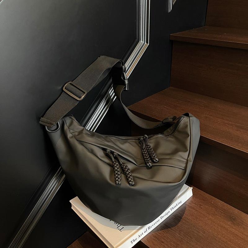

Large capacity messenger bag women s sports mountaineering dumpling bag men s lightweight trendy commuter shoulder backpack