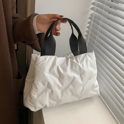 Modische Handtasche mit großem Fassungsvermögen für Frauen im Herbst und Winter. Neue Daunenstofftasche. Trendige, einfache Damentasche