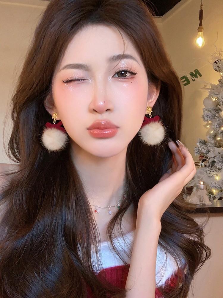 Autumn and winter Christmas zircon snowflake pearl necklace niche fashion temperament neck chain high-end versatile jewelry