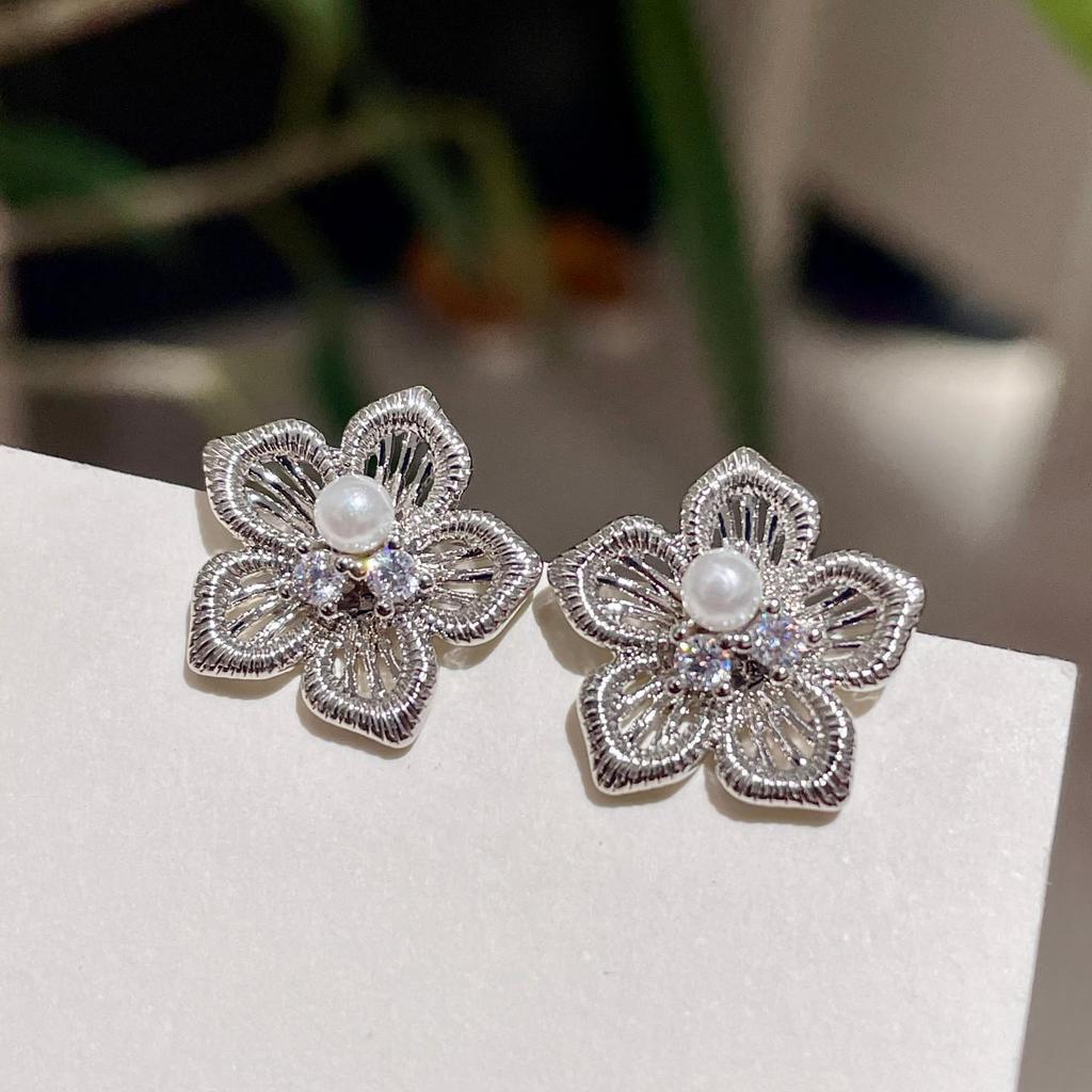 Exquisite Pearl Zirconia Flower Stud Earrings for Women - High-End Fashion Accessories