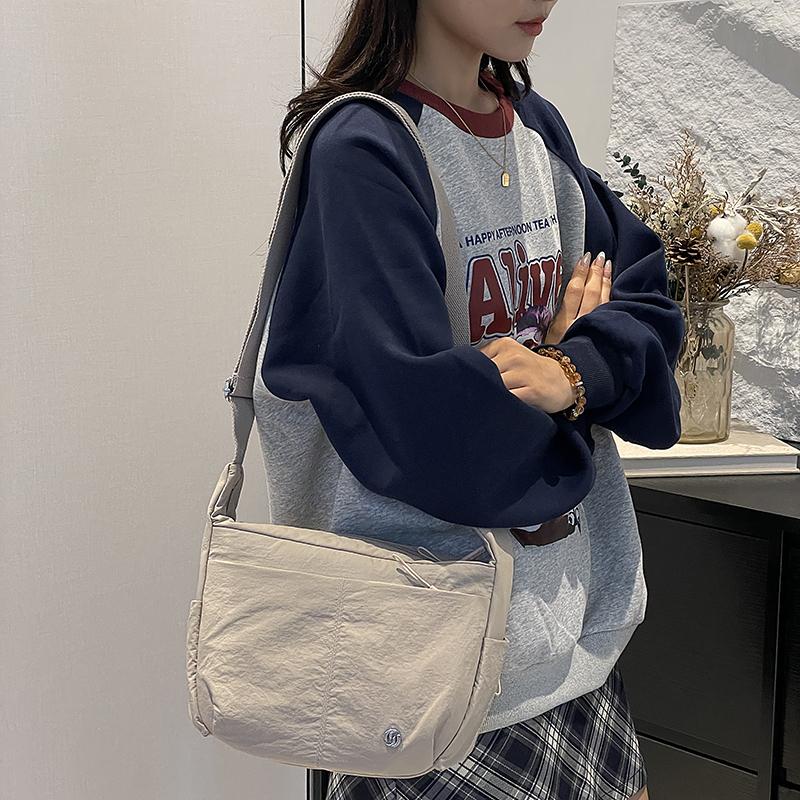 Nylonová tkanina Casual Small Crossbody Bag Ženy Lehké Casual Messenger Tašky 2024 Zima Nová Jednoduchá móda Dámská taška přes rameno na dojíždění