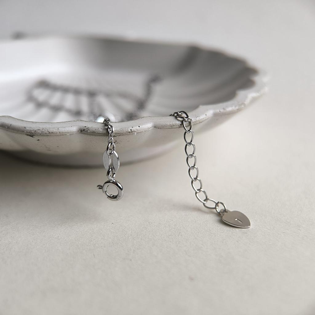 Серебряное колье с фианитами, вес изделия 2,91 гр (2197041)