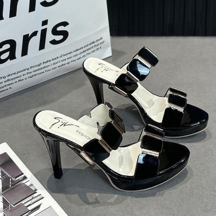 2025 neue koreanische Version von High Heels coole Hausschuhe Damen Sommer tragen dünne Absätze wasserdicht Tisch Ein-Wort-Hausschuhe beliebt ausländischer Stil