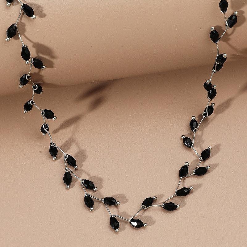 Minimalist Women's Black Crystal Clavicle Necklace: Korean-Japanese Inspired, Versatile & Stylish