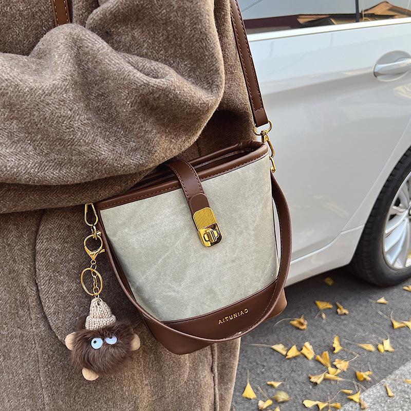2025 New Foreign-style Contrasting Colors, High-end Portable Bucket Bag, Fashionable, Simple and Versatile Commuter Women's Messenger Bag