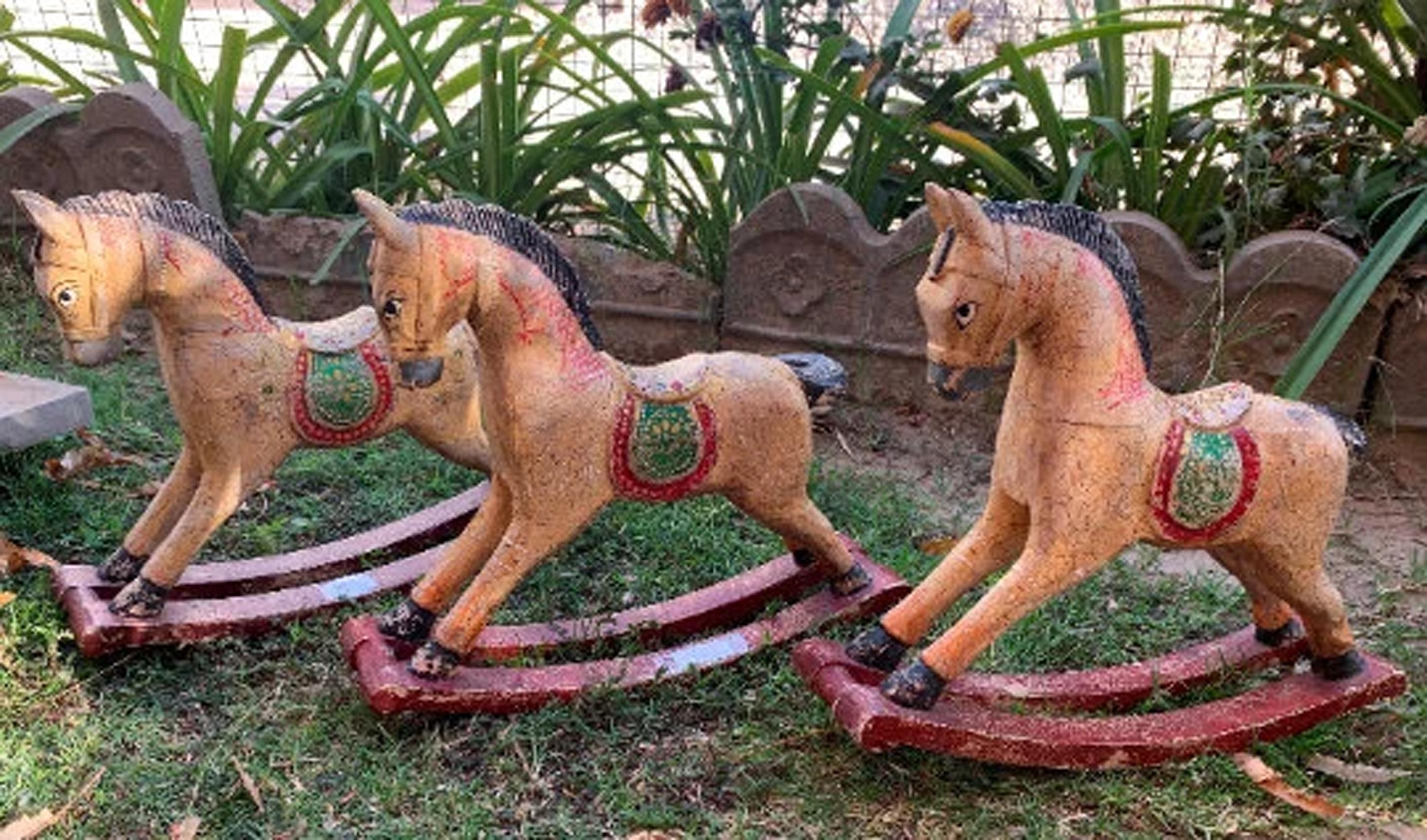 

Handmade Indian Wooden Horse Statue Set: Distressed Folk Art Decor 16” X 8” X 24” (l x w x h) разноцветный