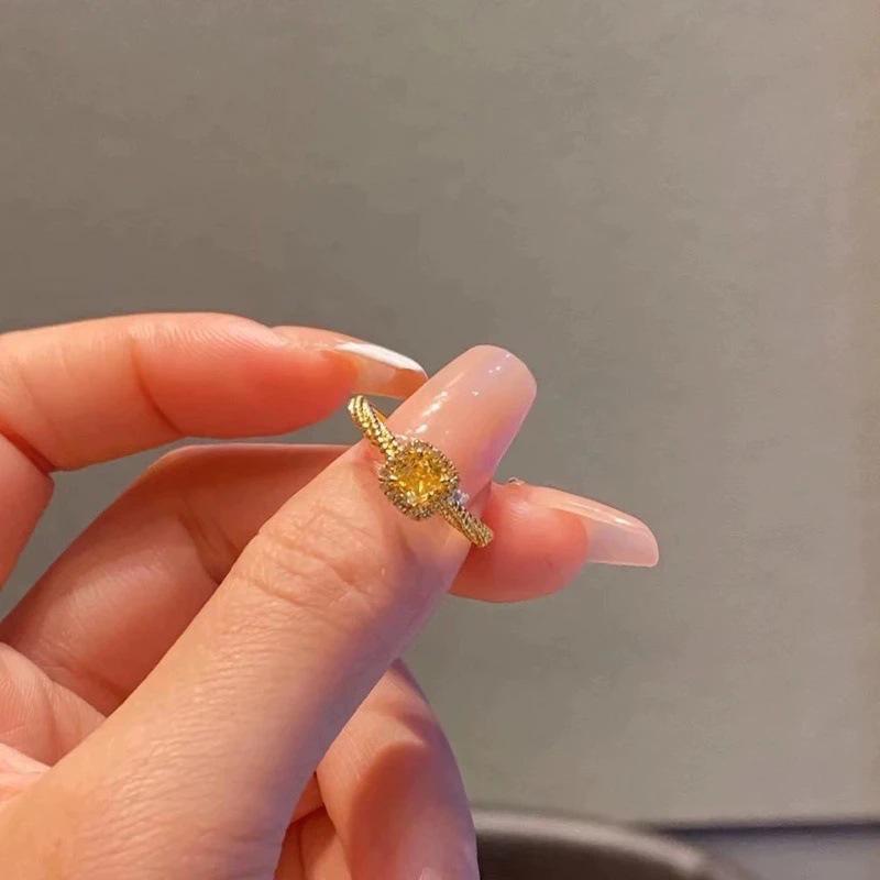 Xiaohongshu Bestseller: Women's Gold Inlaid Diamond Twist Ring - Fashionable, Versatile, Light Luxury.