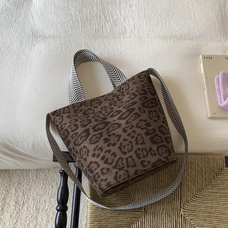 Retro large-capacity handbag bag women s 2025 new trendy Korean bucket bag high-end large-capacity crossbody bag 29*15*25