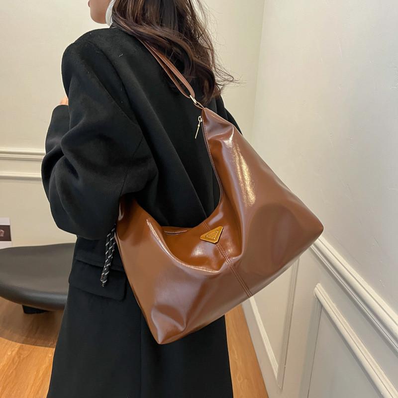 Urban Simple Chic Tote Bag For Women With Large Capacity And Relaxed Style