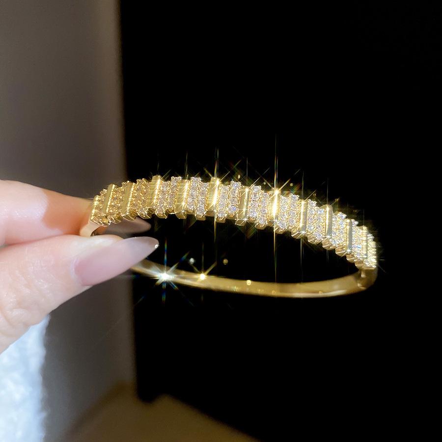 Elegant Geometric Rhinestone Zircon Buckle Bracelet: A Versatile and Luxurious Accessory for Women