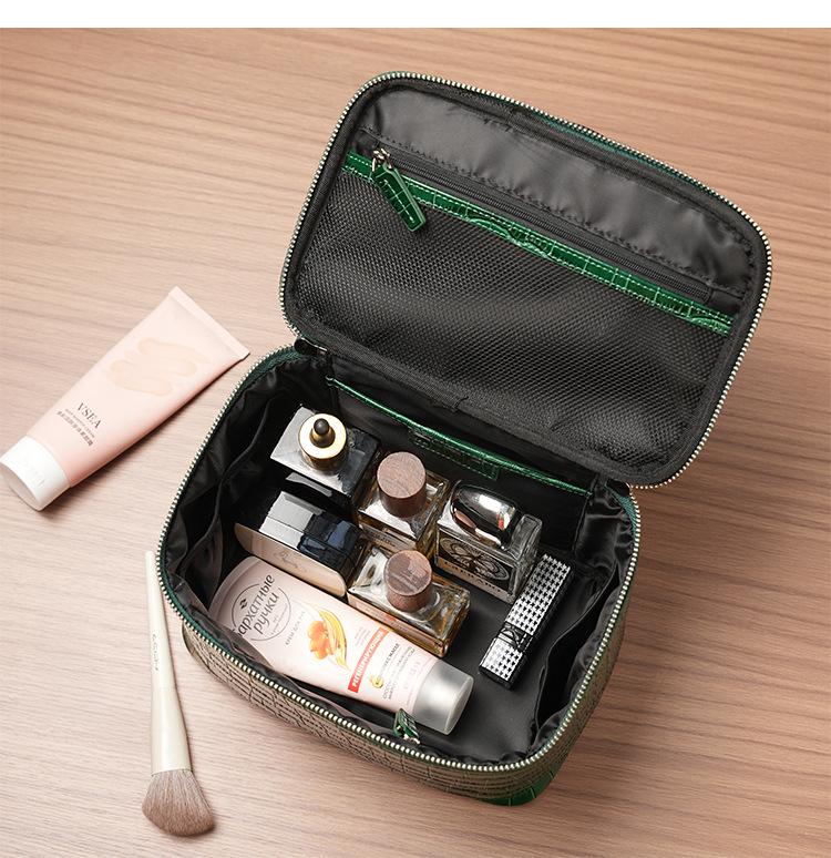 Crocodile Pattern Cowhide Makeup & Toiletry Bag: Portable, High-Capacity, Travel-Ready.