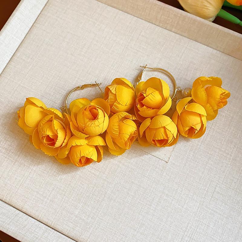 Boucles d'oreilles bohèmes roses à fleurs de perles de rocaille et pompons de perles