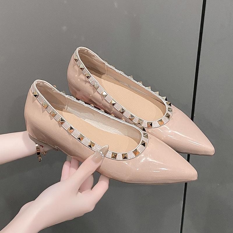 

Остроносые туфли-лодочки на плоской подошве с заклепками, увеличивающие рост изнутри, с неглубоким вырезом, из мягкой лакированной кожи, темпераментные, сочетающиеся, туфли-лодочки, увеличивающие рост изнутри, женские 40 телесный