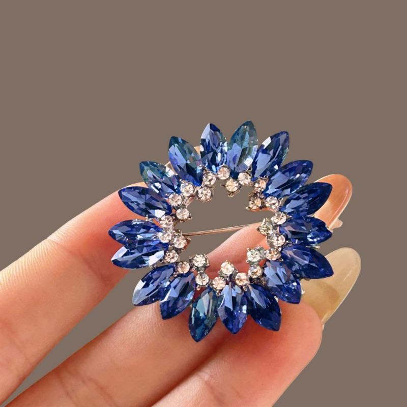 Broșă Floare cu Diamante Albastre în Stil Luxos - Accesoriu High-End pentru Femei cu Închidere Reglabilă la Talie și Ac de Broșă Premium