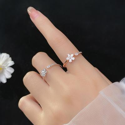 Anello per dito aperto a forma di fiore a cinque petali con strass colorati di lusso
