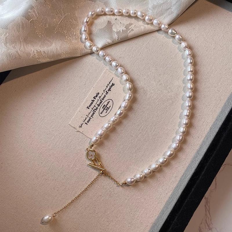 

Rice Grain Freshwater Pearl Necklace Temperament Fashion Fritillary Lucky Grass Pendant Pull Adjustable Light Luxury Style Collarbone Chain