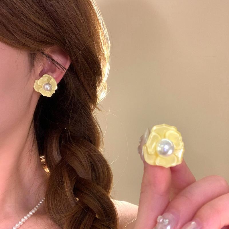 

Spring fresh flower pearl earrings women s light luxury high-end sense unique beautiful stud earrings super fairy sweet temperament earrings