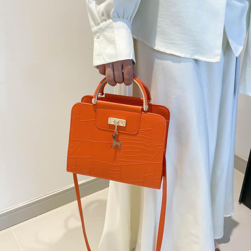 2025 A/W Women's Solid Color Korean-Style Handbag: Simple Crossbody & Single Shoulder Bag for Commuting