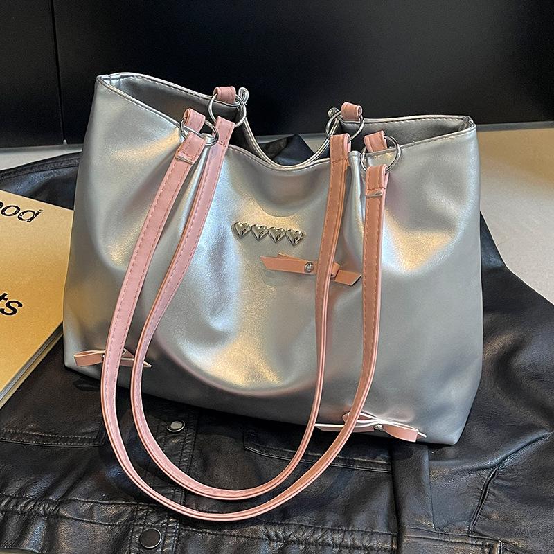 

Большая вместительная сумка женская 2024 года с бантом новая текстура иностранный стиль повседневная сумка для поездок на работу студенческая сумка для занятий серебряный