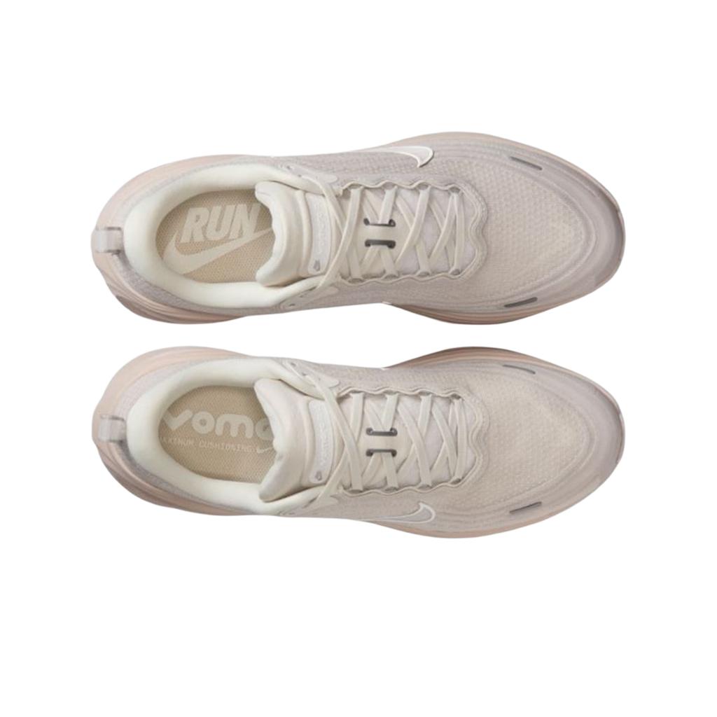 Nike Vomero Plus Marrone Legno di Sandalo Chiaro Sneakers Unisex Bianco Panna Grigio Talpa HV8150-001