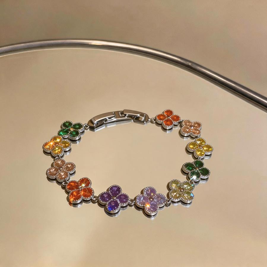 Elegant Zircon Love Heart Flower Bracelet for Women: Fashionable & Versatile Hand Jewelry