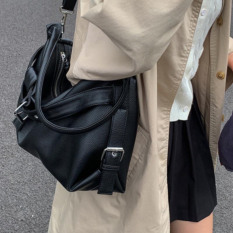 Women's Korean Style Retro Tote Bag - High-End Fashion, Versatile Large Capacity, Single Shoulder or Crossbody Use.