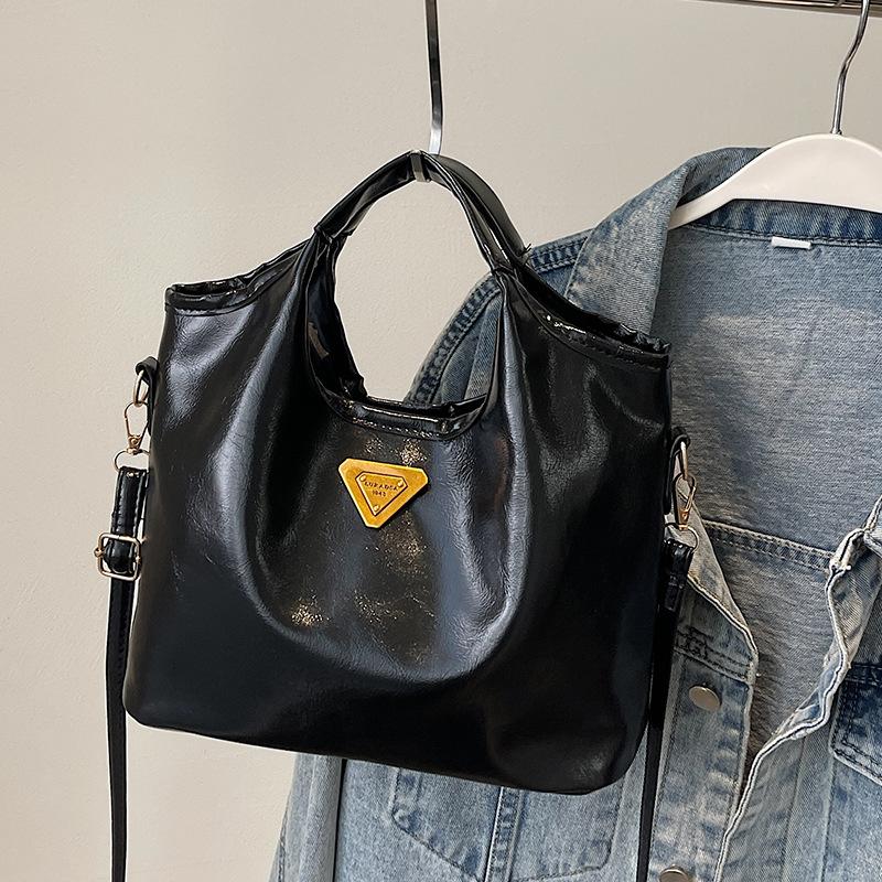 Retro Style Handbag for Women In Winter New High End and Versatile Niche Design One Shoulder Crossbody Bag