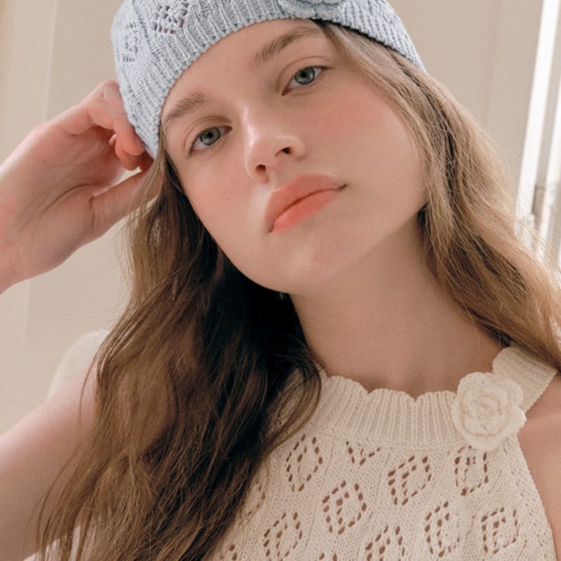ROLAROLA CORSAGE KNIT BEANIE LIGHT BLUE