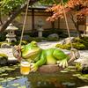 Hanging Frog Figurine, Resin Hammock Frog Ornament Holding Beer Mug, Garden Cute Frog Statue for Patio Balcony Decoration