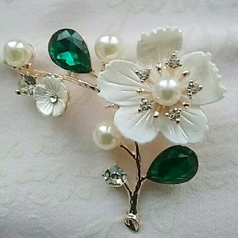 

High Quality Shell Pearl Flower Brooches For Women Elegant Fashion Pin Red Crystal Brooch Wedding Jewelry
