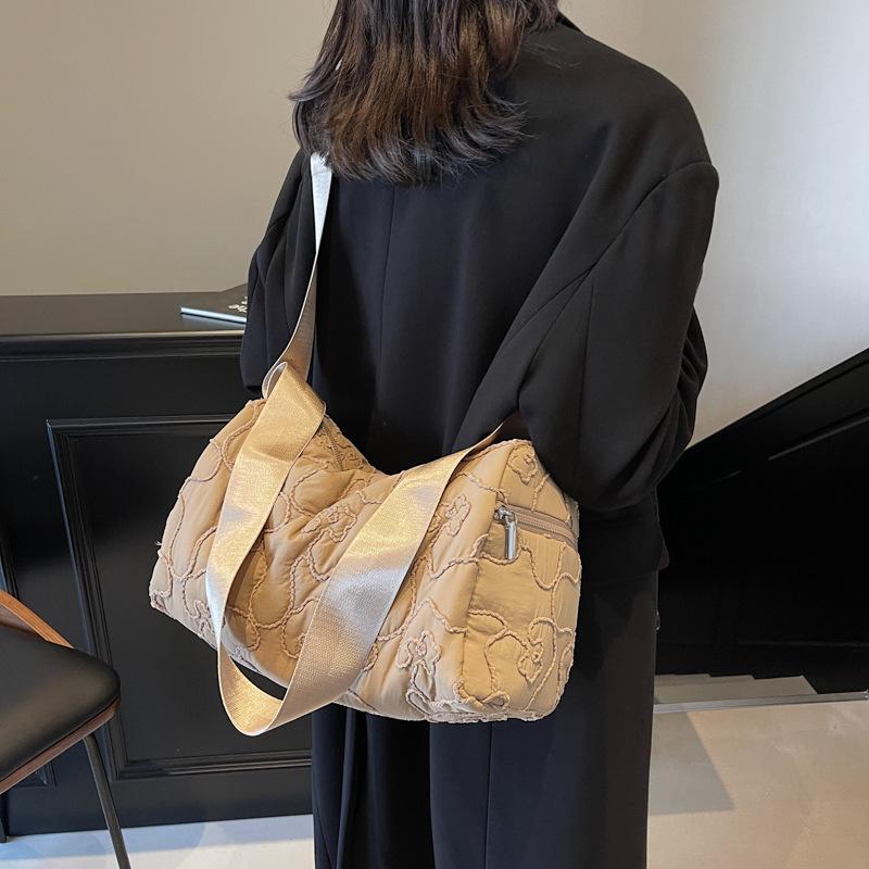 Cloth bag women's large capacity 2025 new autumn and winter versatile casual shoulder messenger bag commuter pillow bag