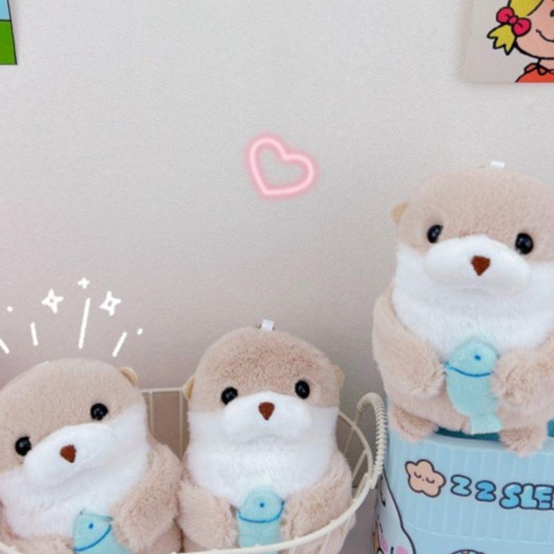 

bookaz [bookaz] Otter holding fish keychain Otter keychain with fish